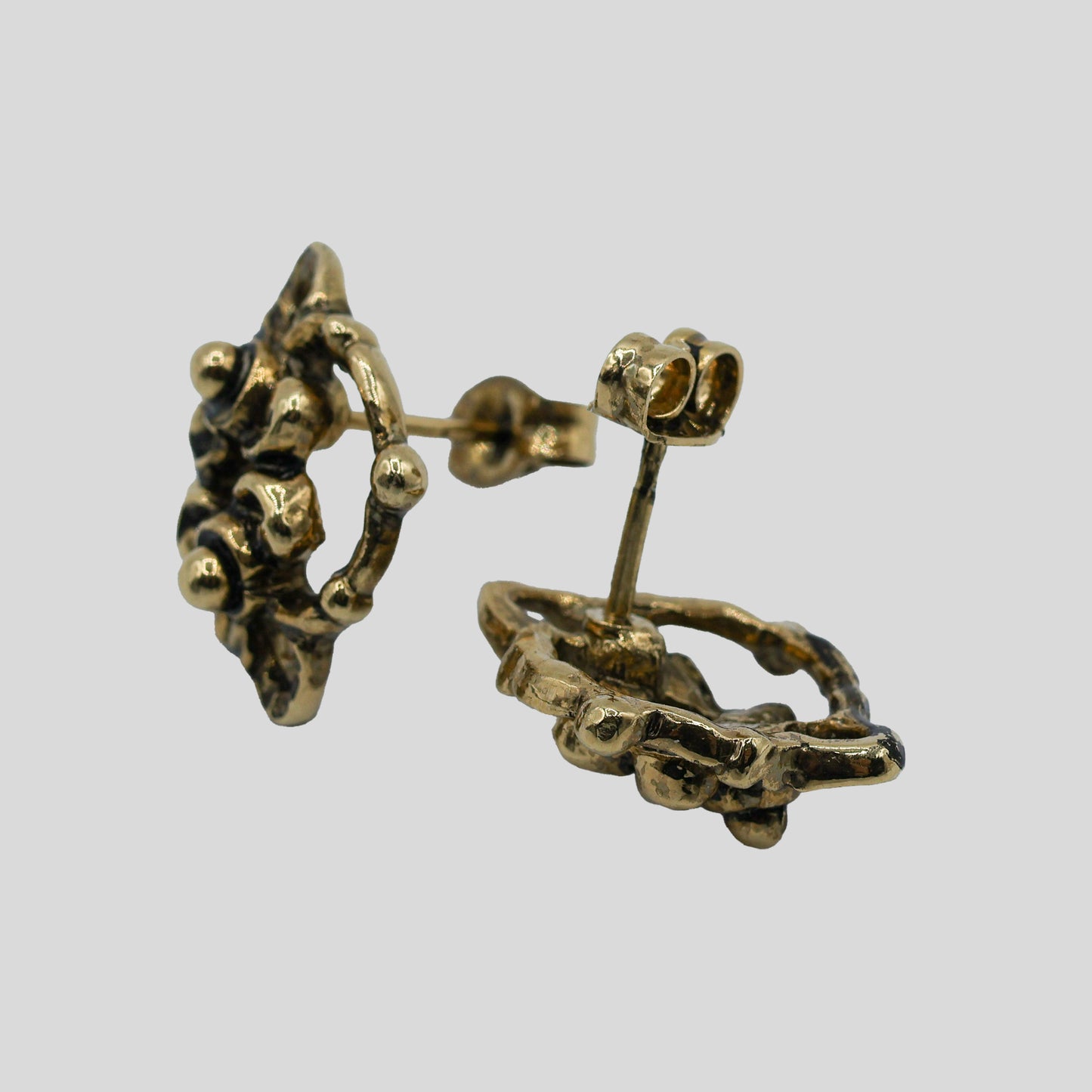 Klassische goldene Ohrstecker