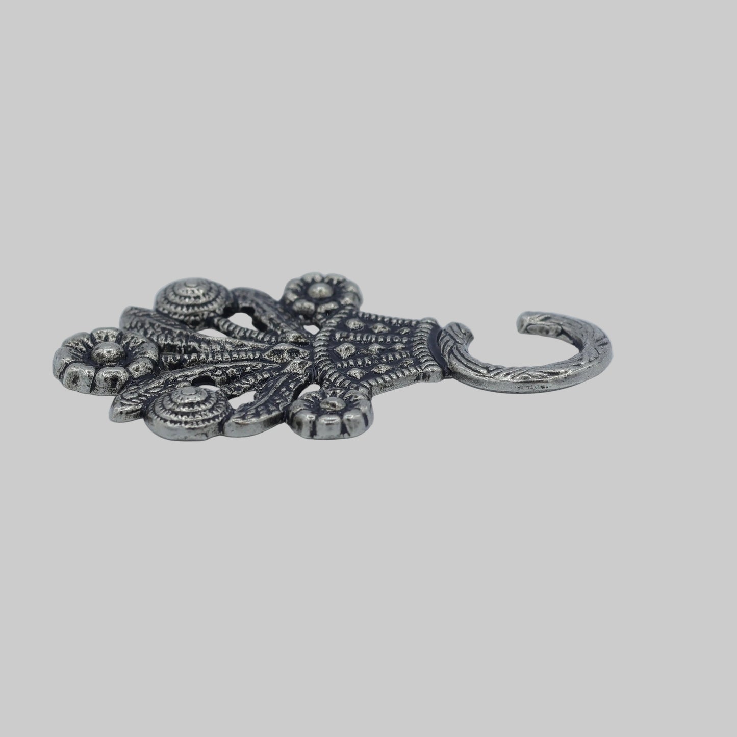 Detail Schürhaken Ornament Blume Silber