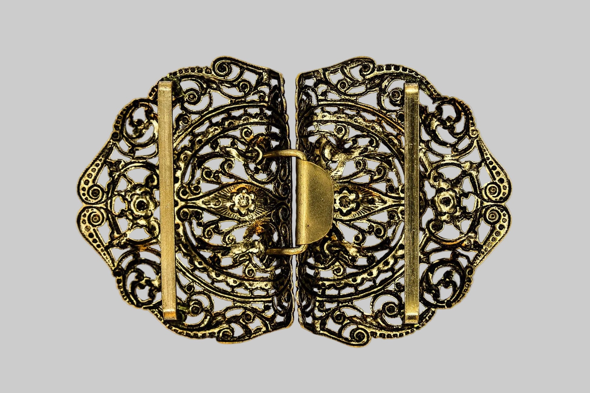 Rückseite Schürzenschließe altmessing 78 mm mit Steg 40 mm
