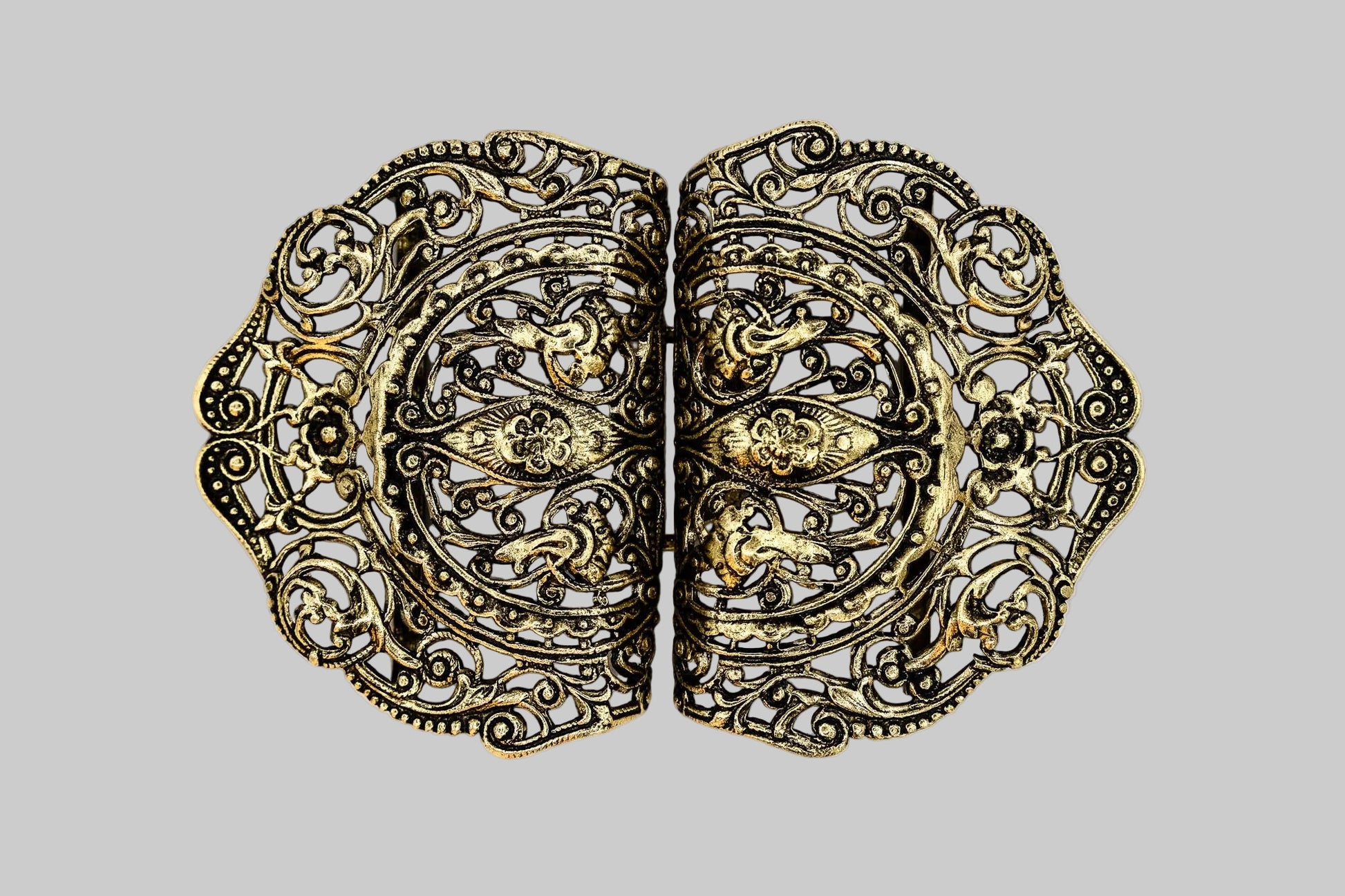 Schürzenschließe Dirndl altmessing 78 mm filigranes Ornamentdesign Vorderansicht
