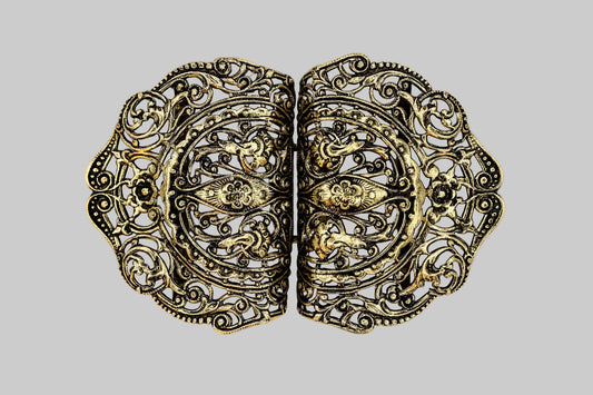 Schürzenschließe Dirndl altmessing 78 mm filigranes Ornamentdesign Vorderansicht
