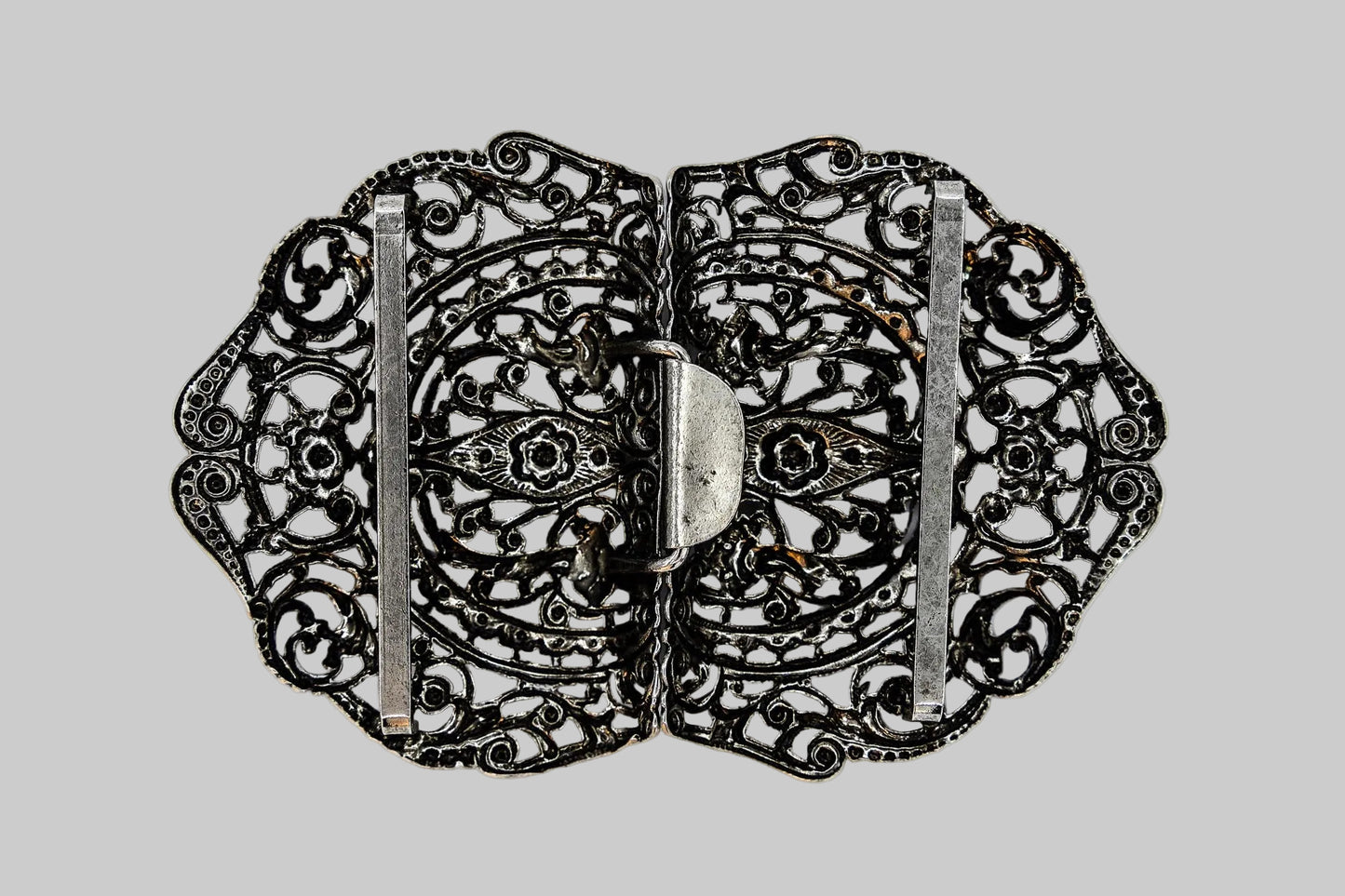 Rückseite Schürzenschließe altsilber 78 mm mit Steg 40 mm und Verschluss
