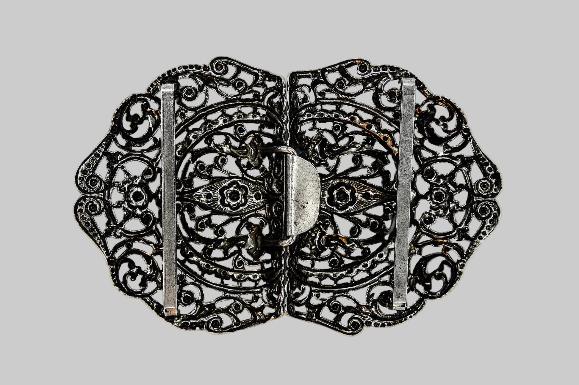 Rückseite Schürzenschließe altsilber 78 mm mit Steg 40 mm und Verschluss
