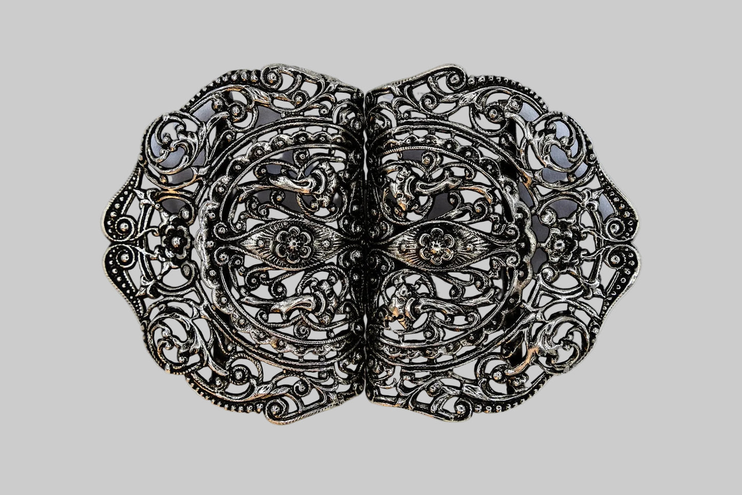 Schürzenschließe Dirndl altsilber 78 mm filigranes Ornamentdesign Vorderansicht
