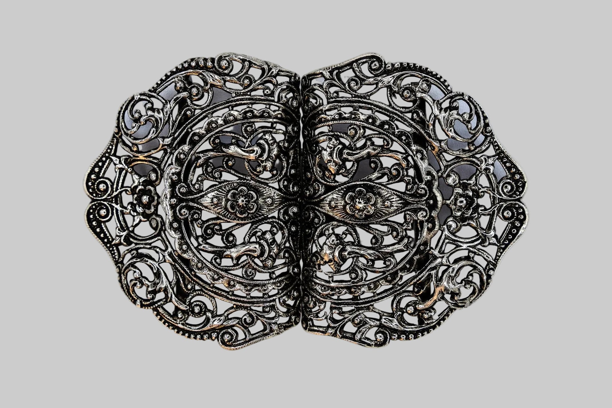 Schürzenschließe Dirndl altsilber 78 mm filigranes Ornamentdesign Vorderansicht
