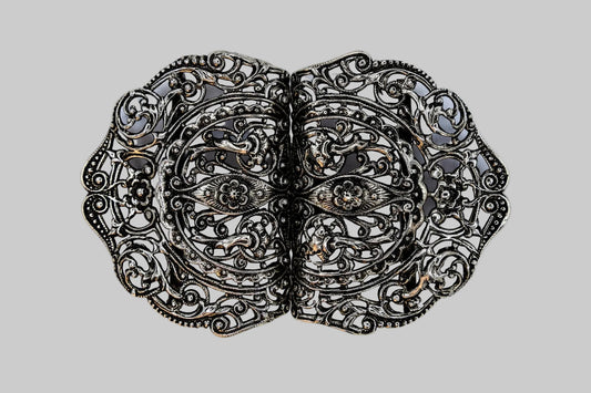 Schürzenschließe Dirndl altsilber 78 mm filigranes Ornamentdesign Vorderansicht
