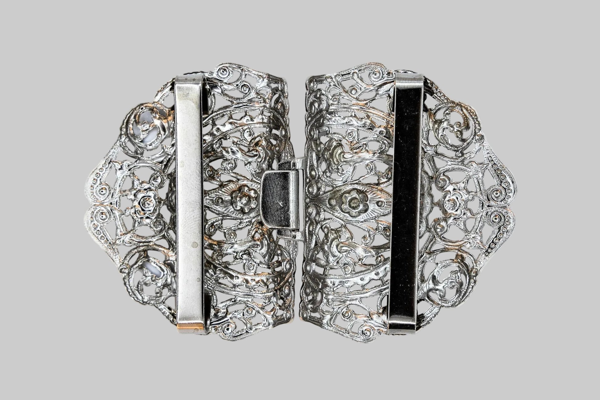 Rückseite Schürzenschließe silber hell 78 mm mit Steg 40 mm
