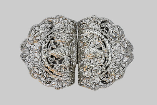 Schürzenschließe Dirndl silber hell 78 mm filigranes Ornamentdesign Vorderansicht
