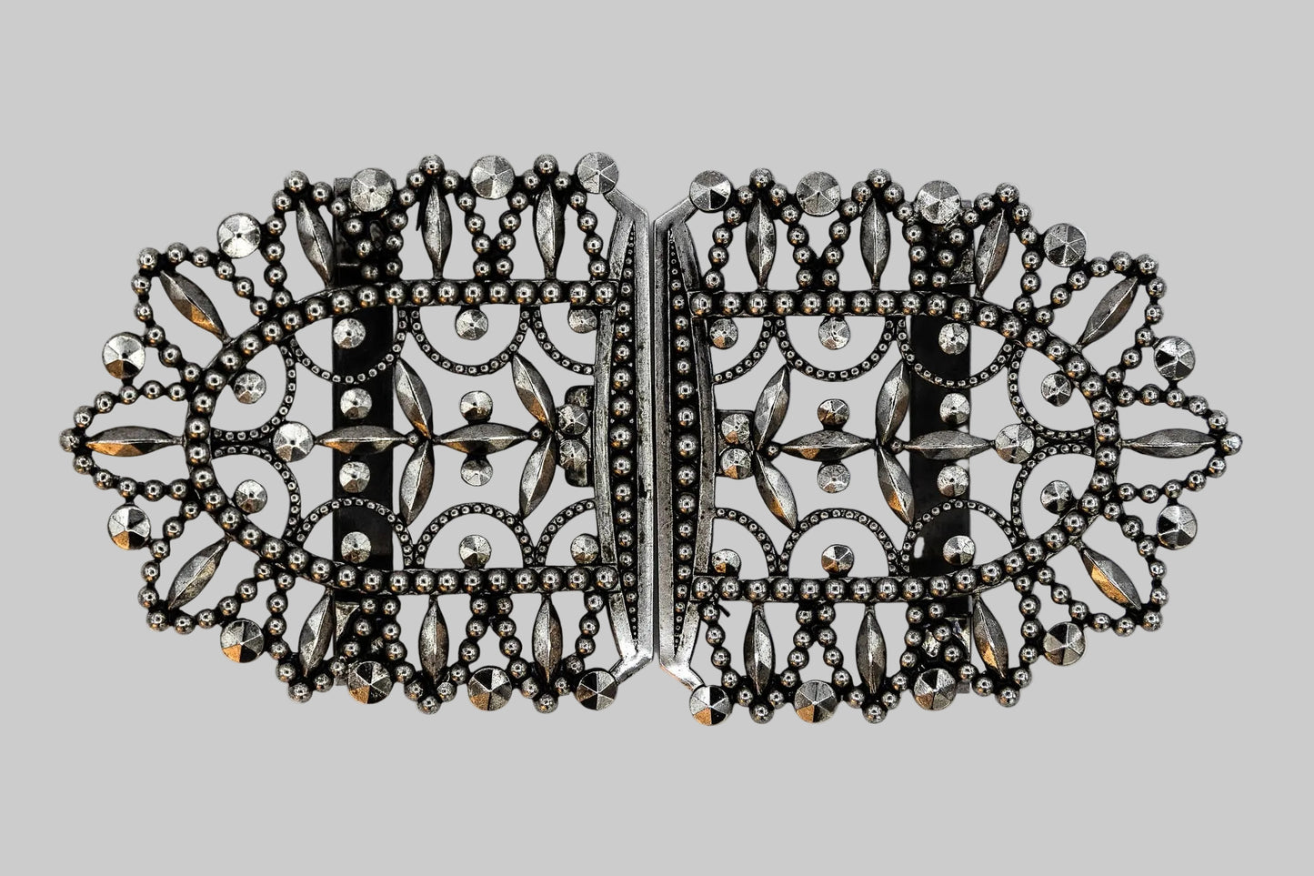 Schürzenschließe Dirndl altsilber 99 mm filigrane Trachten Schließe Vorderansicht
