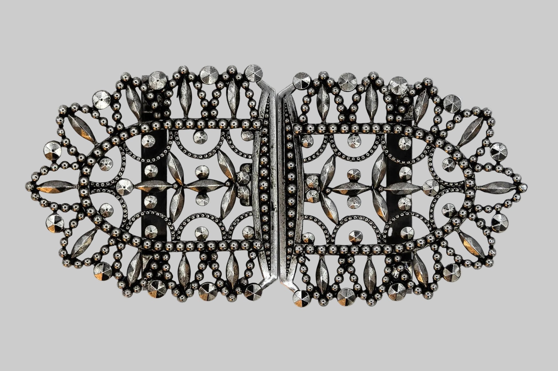 Schürzenschließe Dirndl altsilber 99 mm filigrane Trachten Schließe Vorderansicht
