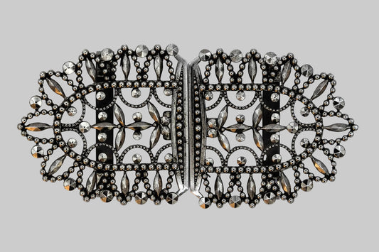 Schürzenschließe Dirndl altsilber 99 mm filigrane Trachten Schließe Vorderansicht
