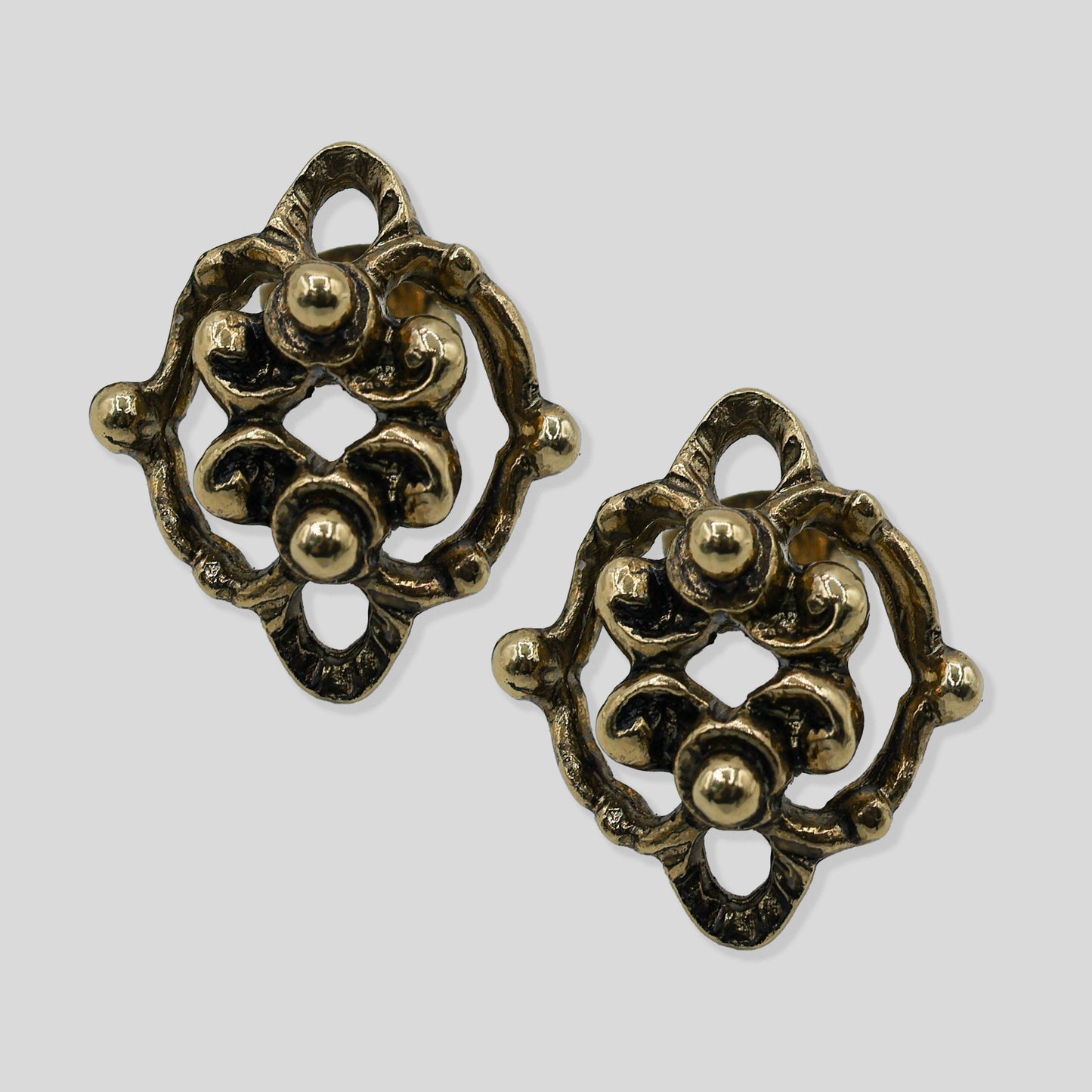 Klassische goldene Ohrstecker