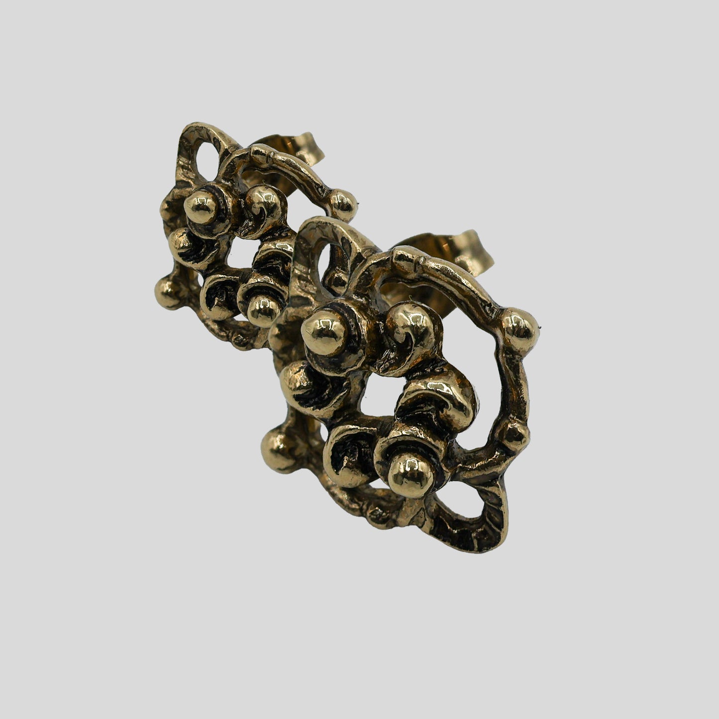 Klassische goldene Ohrstecker
