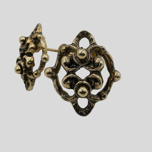 Klassische goldene Ohrstecker
