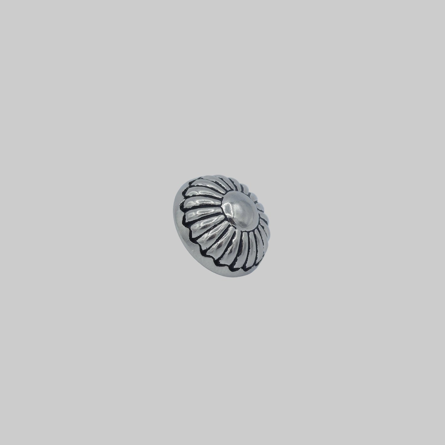 Trachtenknopf 15 mm altsilber – Metallknopf mit radialem Ornament
