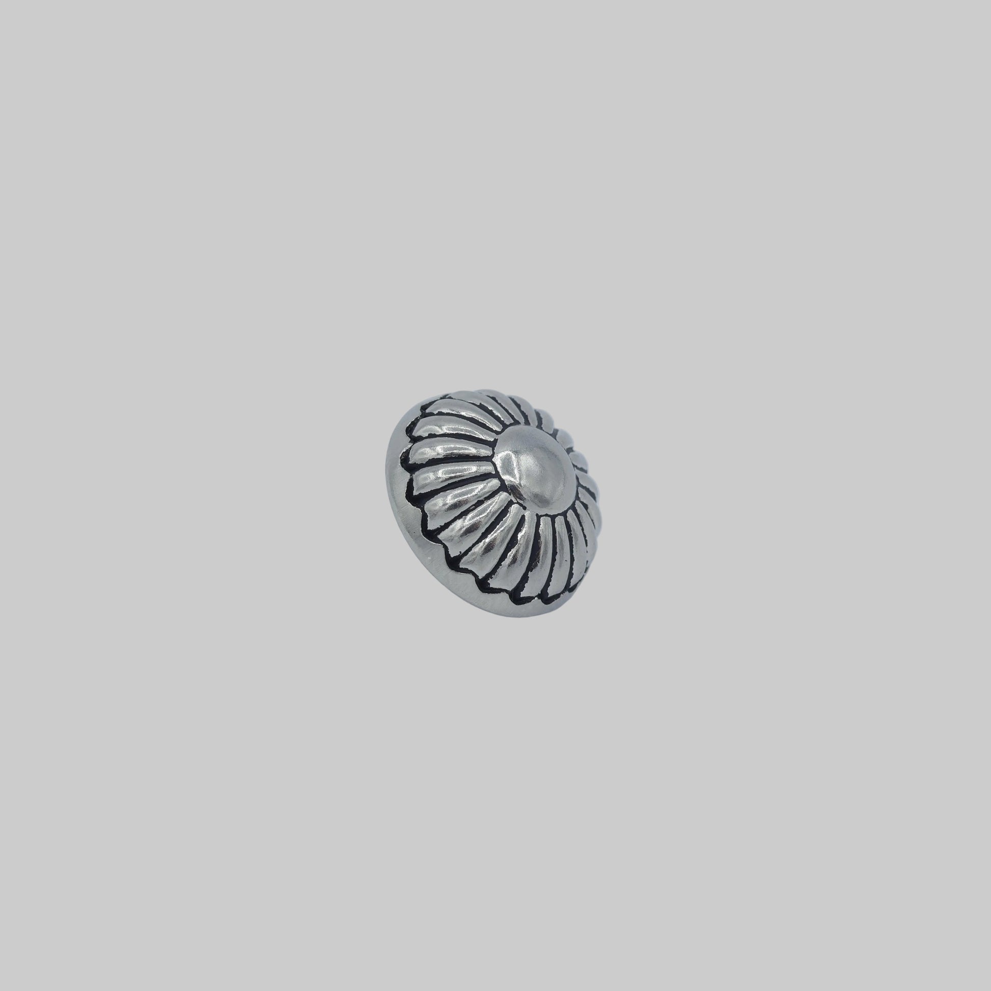 Trachtenknopf 15 mm altsilber – Metallknopf mit radialem Ornament
