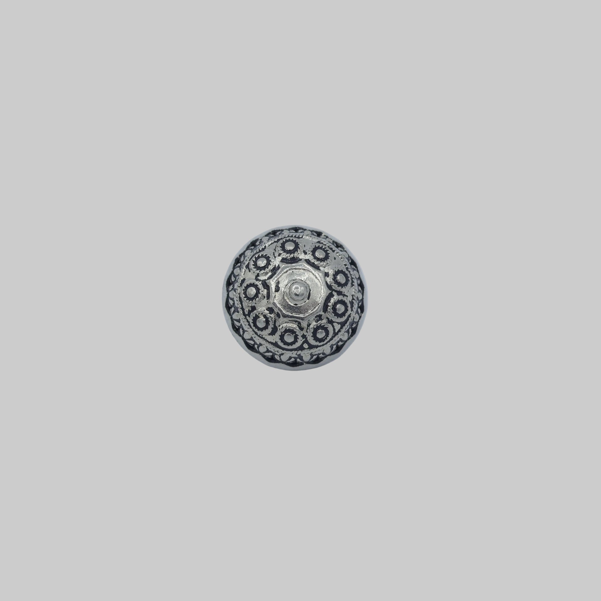 Trachtenknopf Metall altsilber 15 mm – Knopf mit Ornamentstruktur
