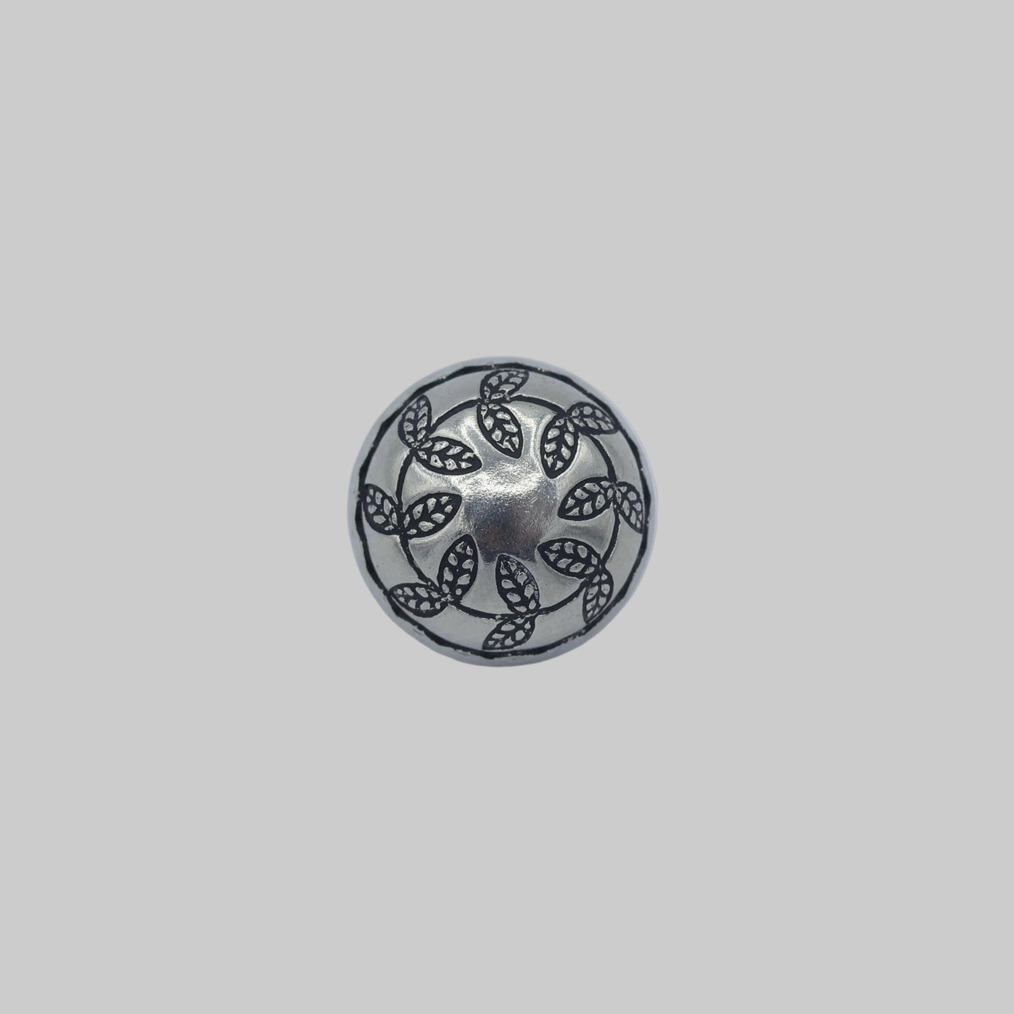 Metallknopf altsilber 15 mm mit floralem Blattmuster – Vorderansicht
