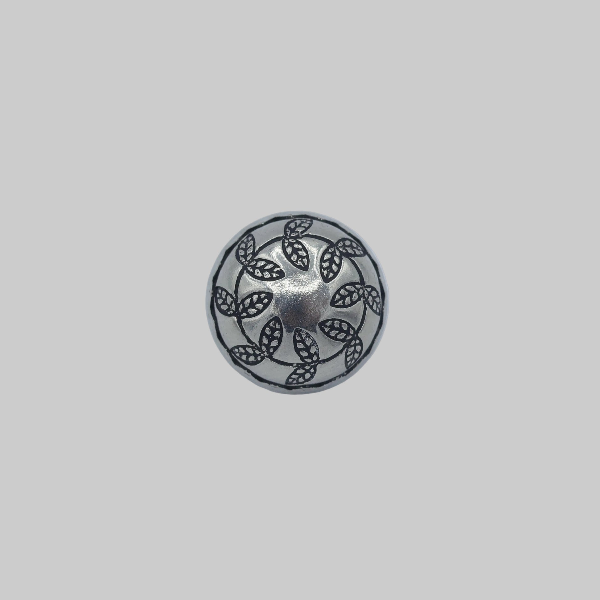 Metallknopf altsilber 15 mm mit floralem Blattmuster – Vorderansicht
