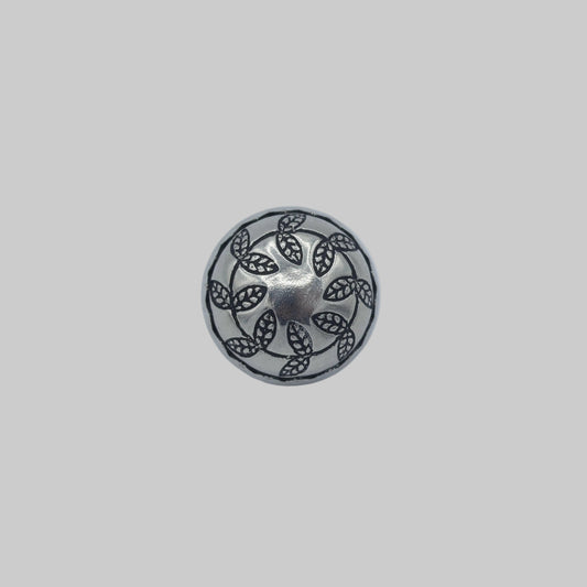 Metallknopf altsilber 15 mm mit floralem Blattmuster – Vorderansicht
