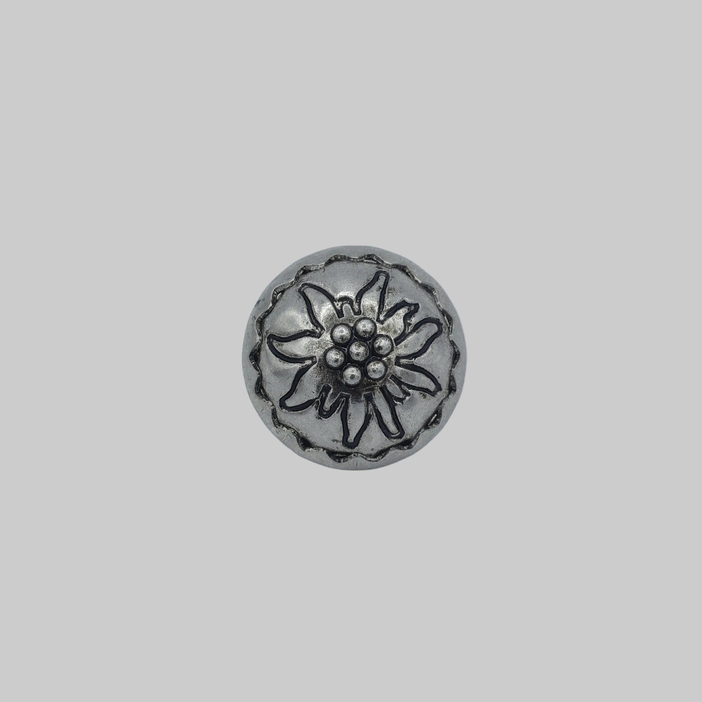 Trachtenknopf Edelweiß Metall altsilber 15 mm – handgefertigter Knopf Vorderansicht
