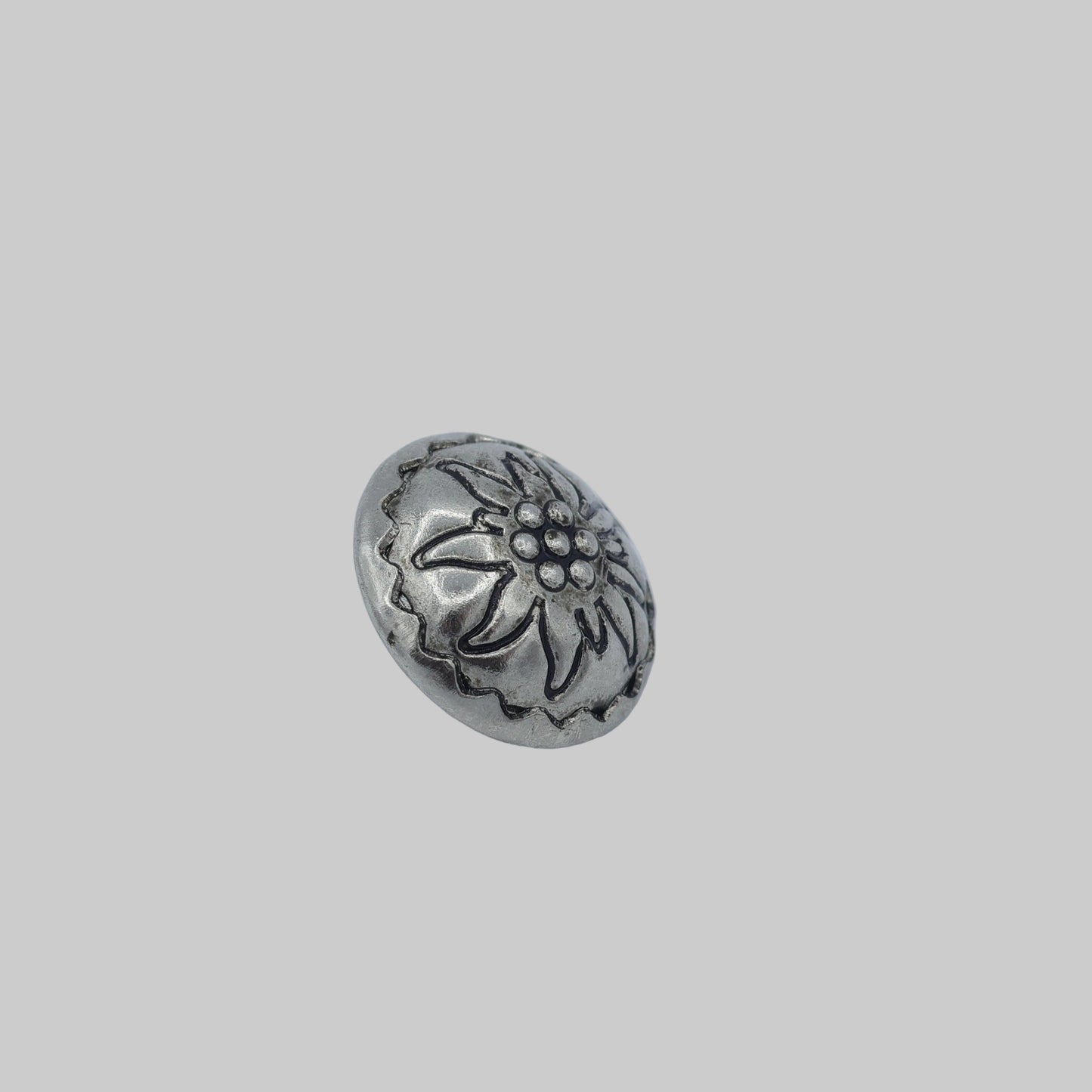 Metallknopf Edelweiß 15 mm altsilber mit gewölbter Form – Seitenansicht
