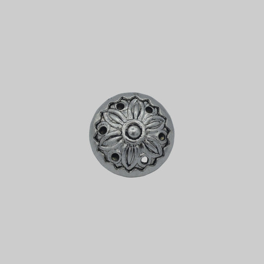Zierknopf Metall altsilber 15 mm florales Design mit Lochmuster Vorderansicht
