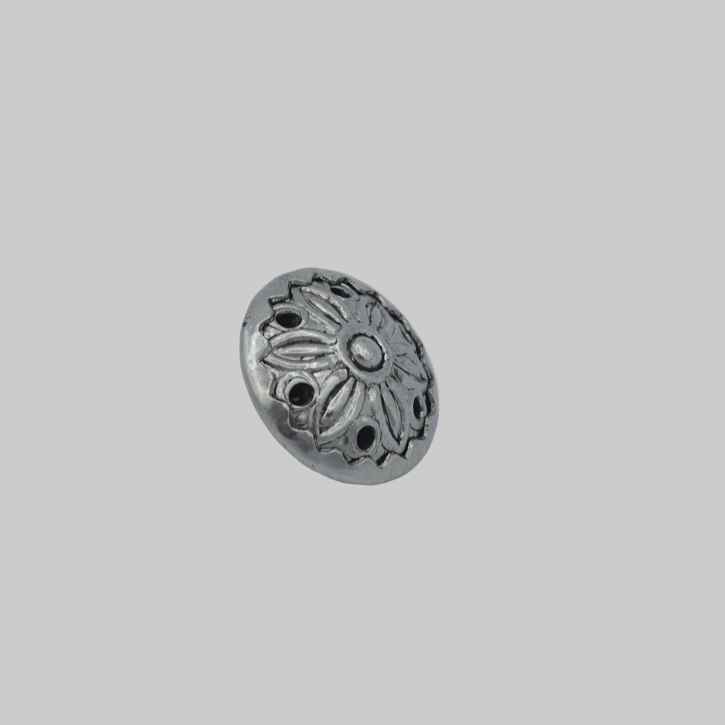 Metallknopf altsilber 15 mm leicht gewölbt mit floralem Muster Seitenansicht

