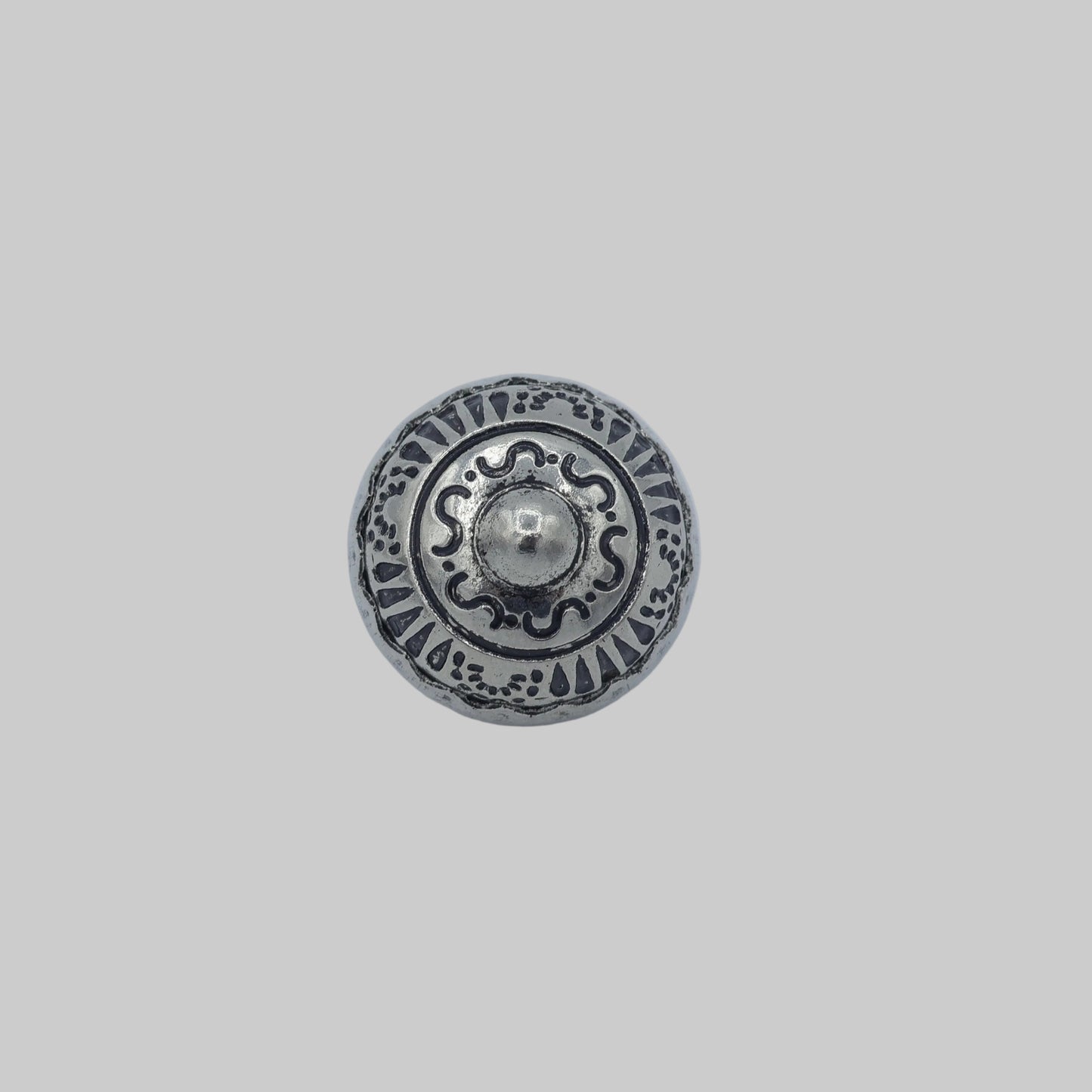 Zierknopf Metall altsilber 15 mm Ornamentdesign Vorderansicht
