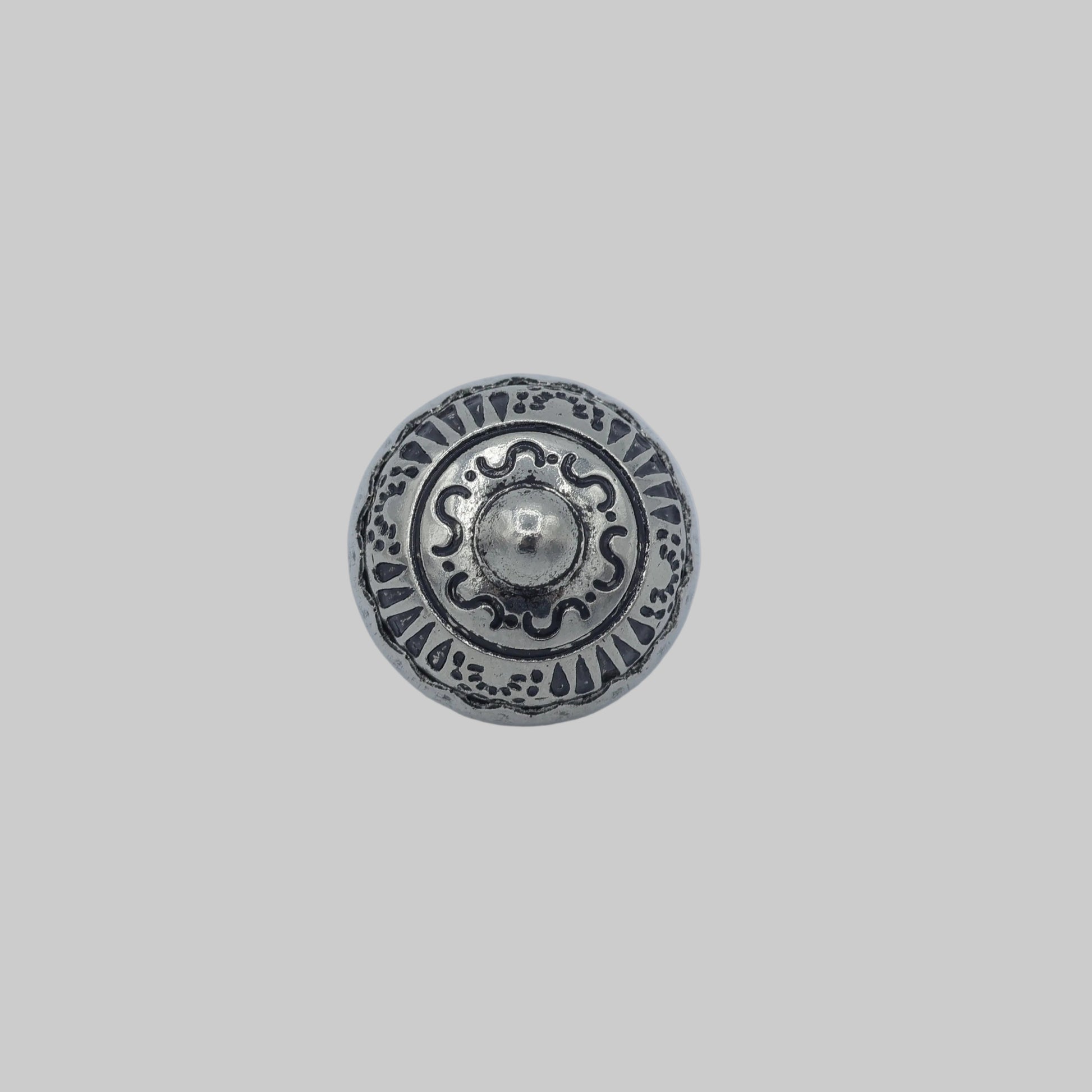 Zierknopf Metall altsilber 15 mm Ornamentdesign Vorderansicht
