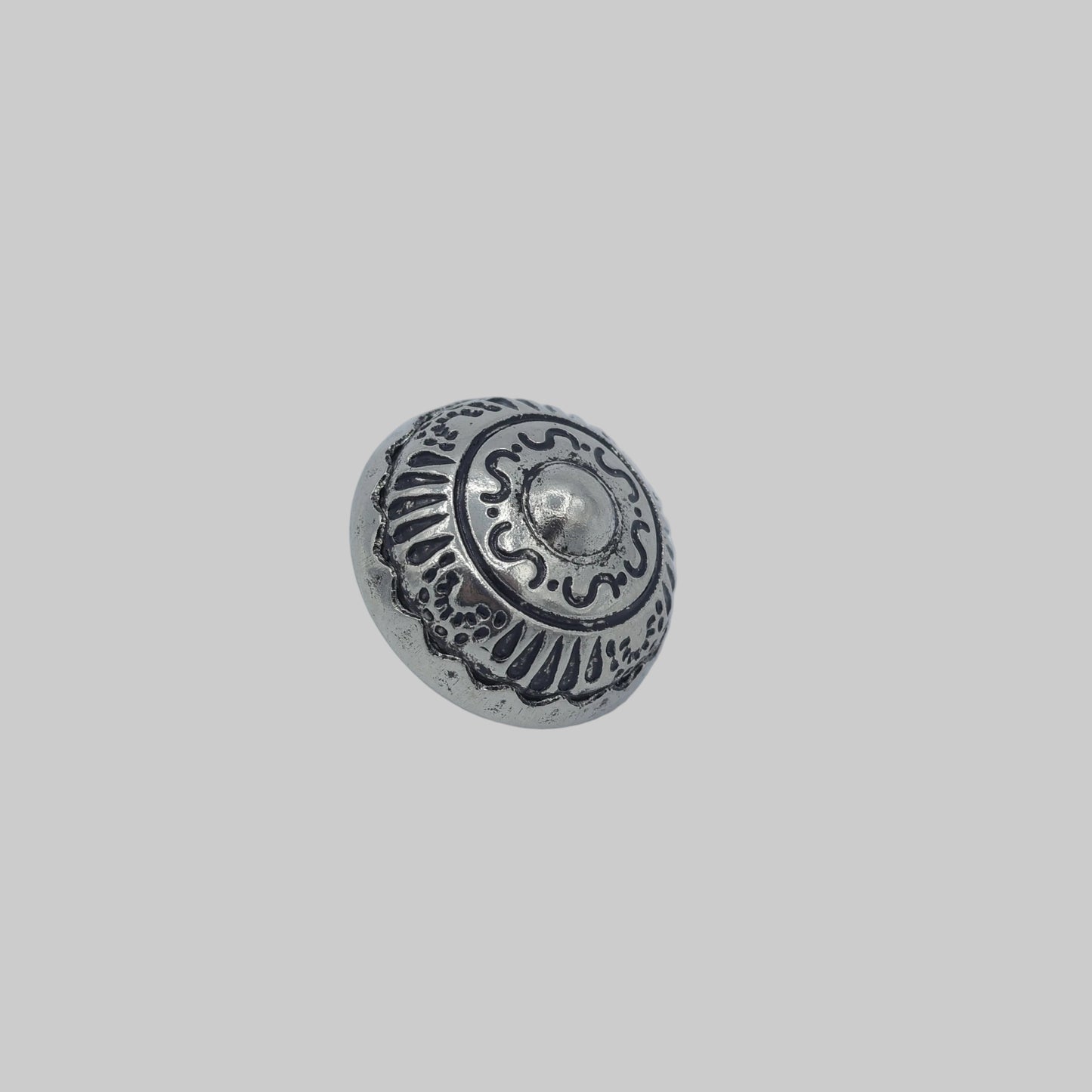 Metallknopf altsilber 15 mm leicht gewölbt mit Ornamentstruktur Seitenansicht
