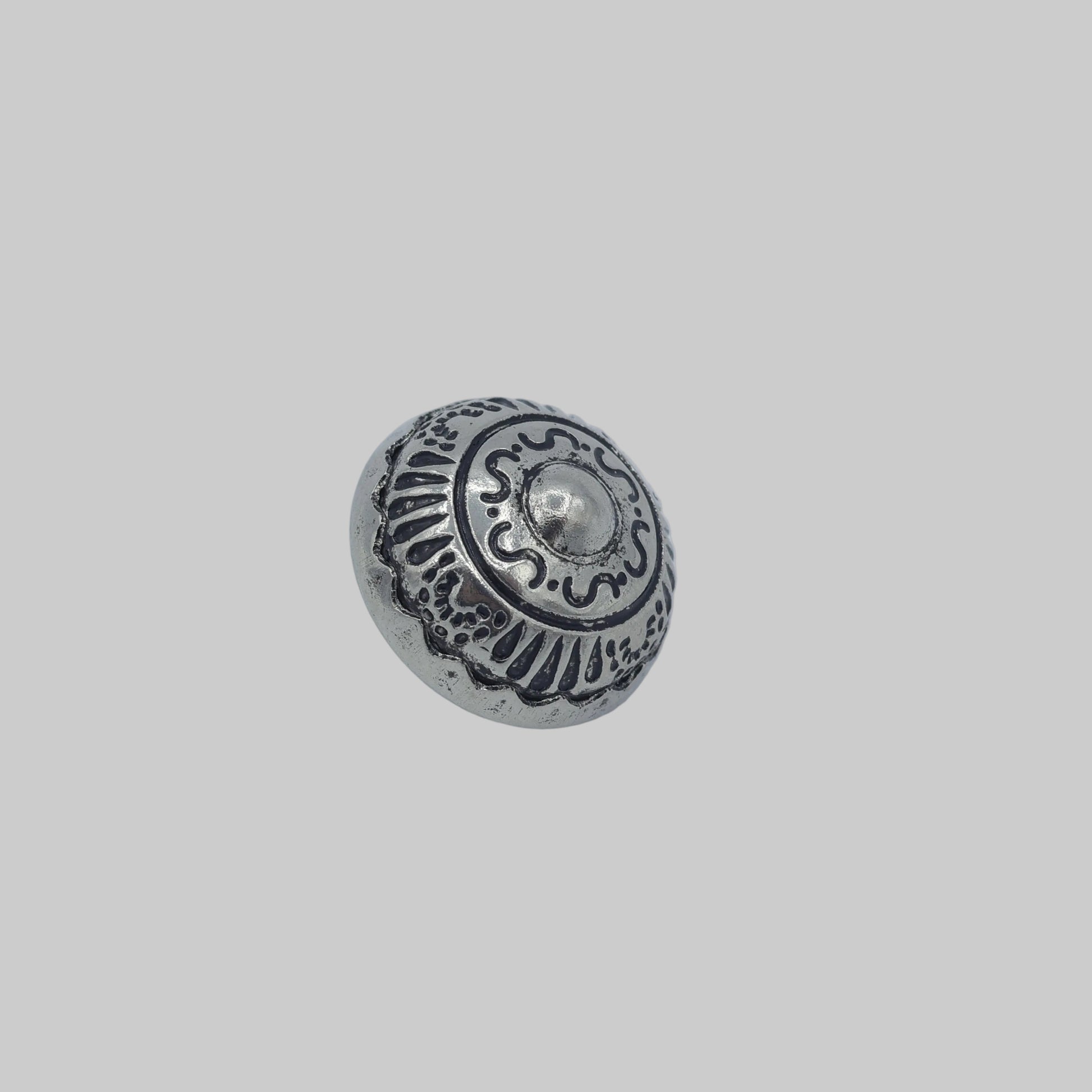 Metallknopf altsilber 15 mm leicht gewölbt mit Ornamentstruktur Seitenansicht
