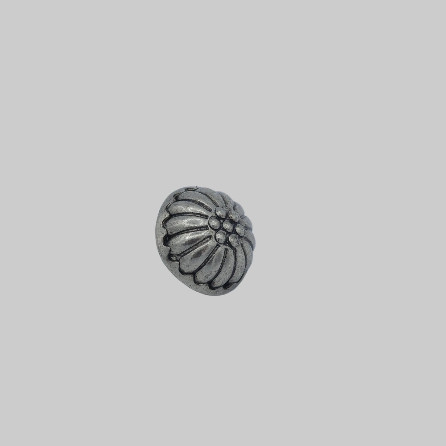 Metallknopf altsilber Blumenmotiv leicht gewölbt Seitenansicht
