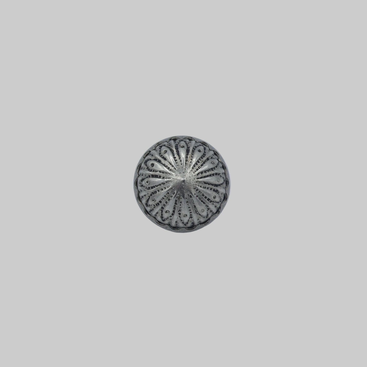 Metallknopf altsilber 12 mm Strahlenmotiv handgemacht Vorderansicht
