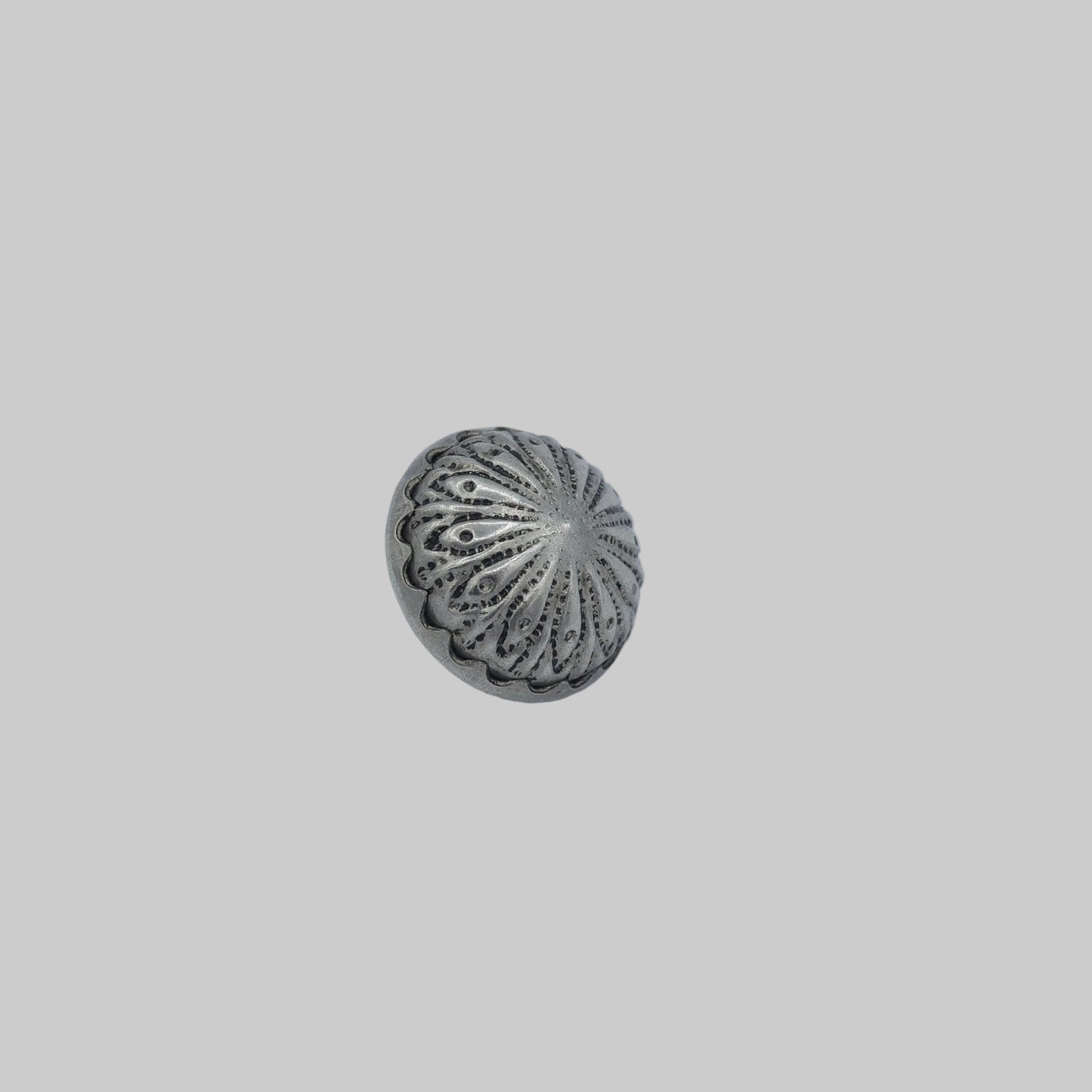 Strahlenknopf Metall 12 mm altsilber gewölbt Seitenansicht
