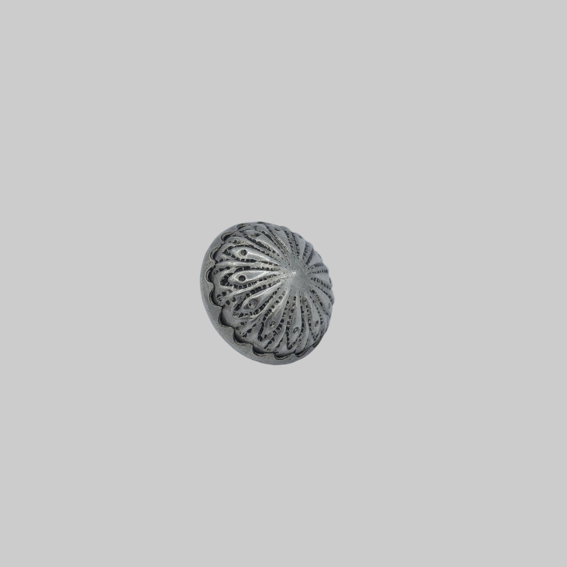 Strahlenknopf Metall 12 mm altsilber gewölbt Seitenansicht
