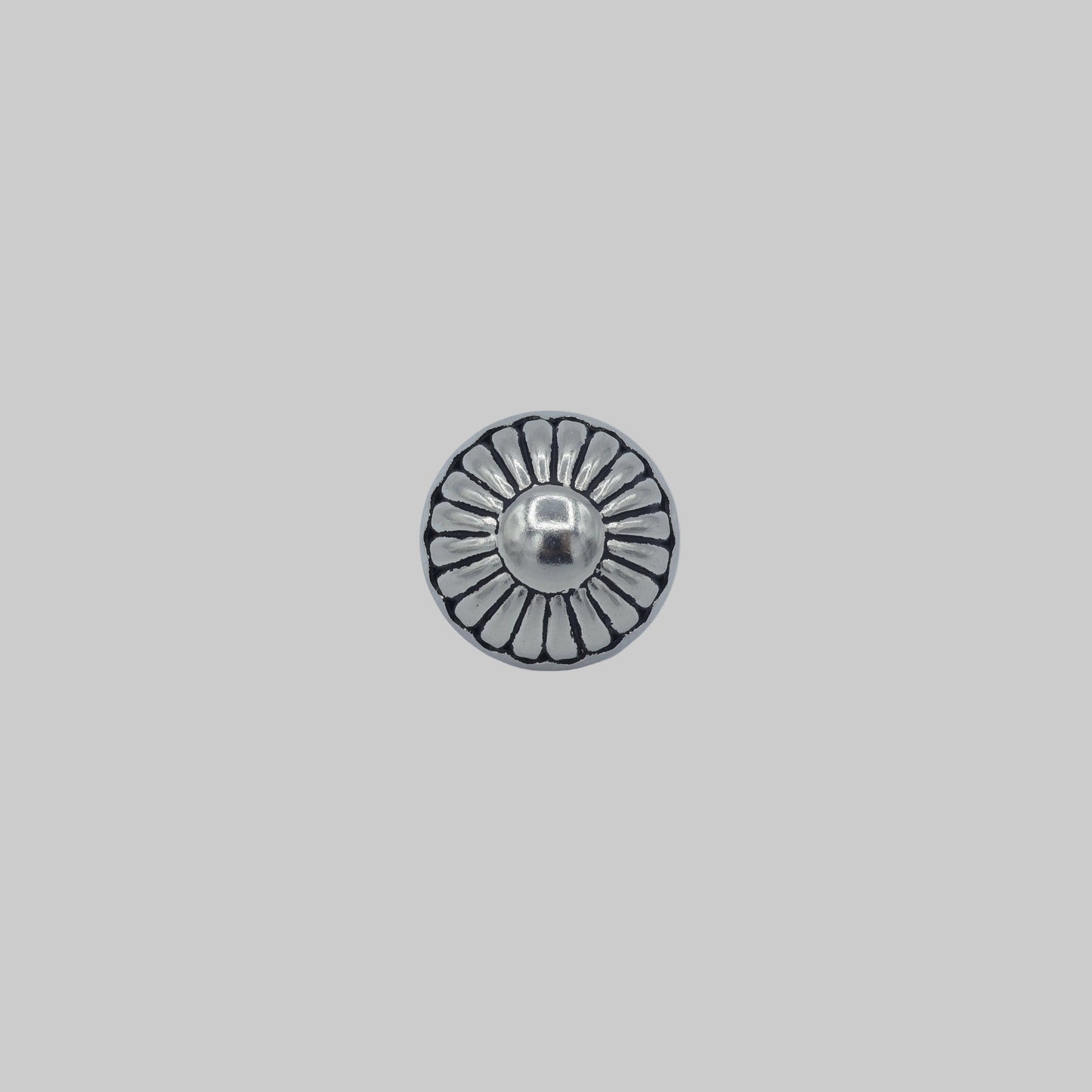 Trachtenknopf Metall altsilber 15 mm mit Strahlenmuster – Zierknopf für Dirndl und Lederhose