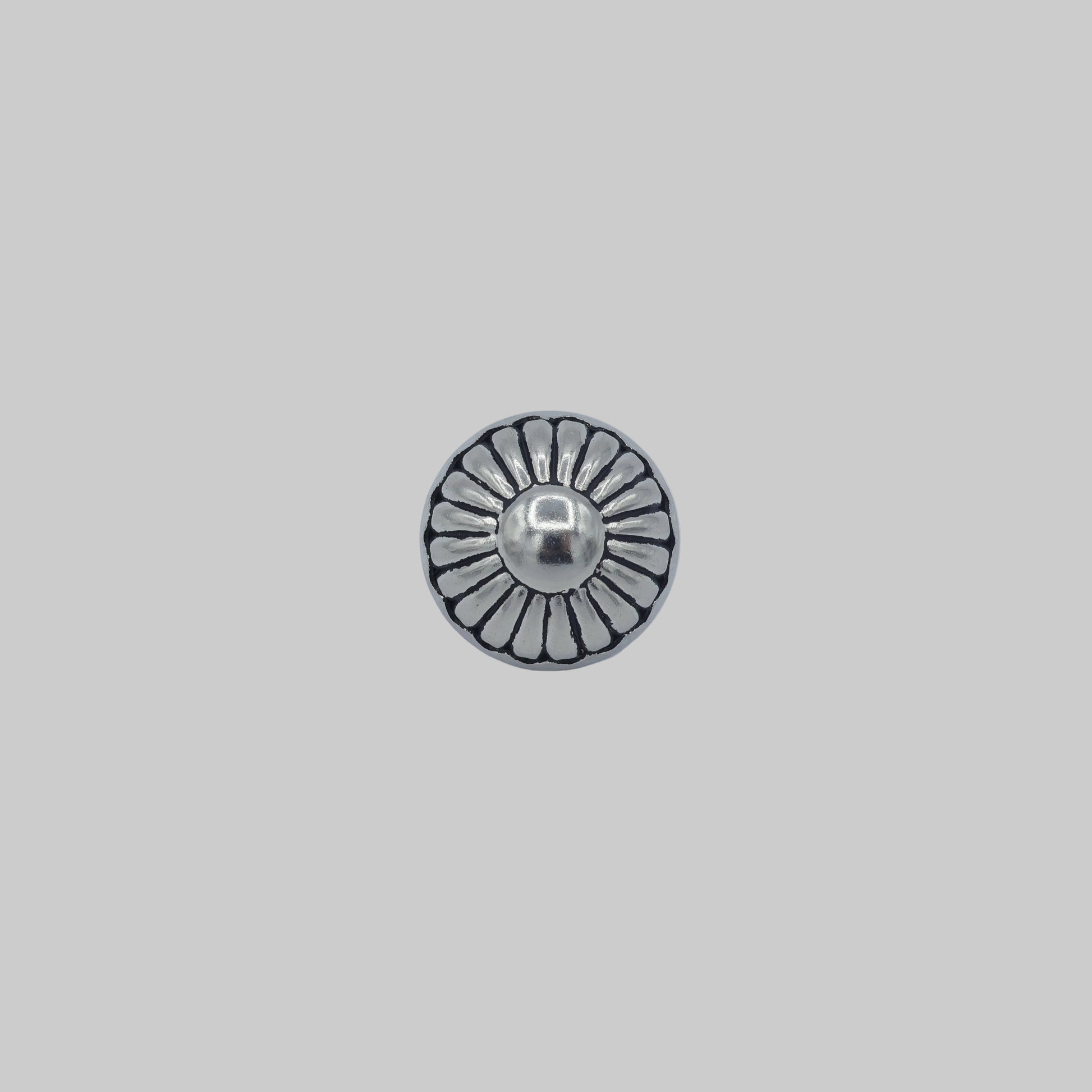 Trachtenknopf Metall altsilber 15 mm mit Strahlenmuster – Zierknopf für Dirndl und Lederhose