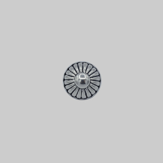 Trachtenknopf Metall altsilber 15 mm mit Strahlenmuster – Zierknopf für Dirndl und Lederhose