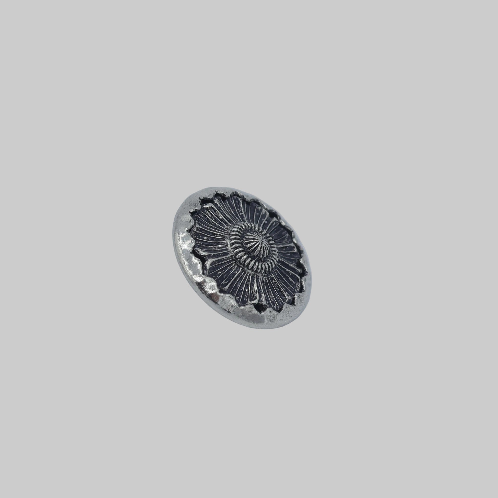 Metallknopf altsilber 15 mm Trachtenknopf mit gewölbter Form – Seitenansicht
