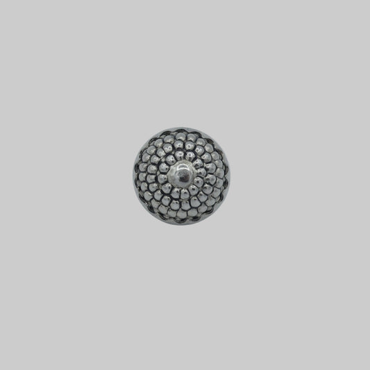 Trachtenknopf Metall altsilber 12 mm mit dekorativer Perlenstruktur – Vorderansicht
