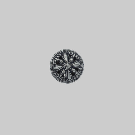 Trachtenknopf Metall altsilber 12 mm mit floralem Ornament – Vorderansicht