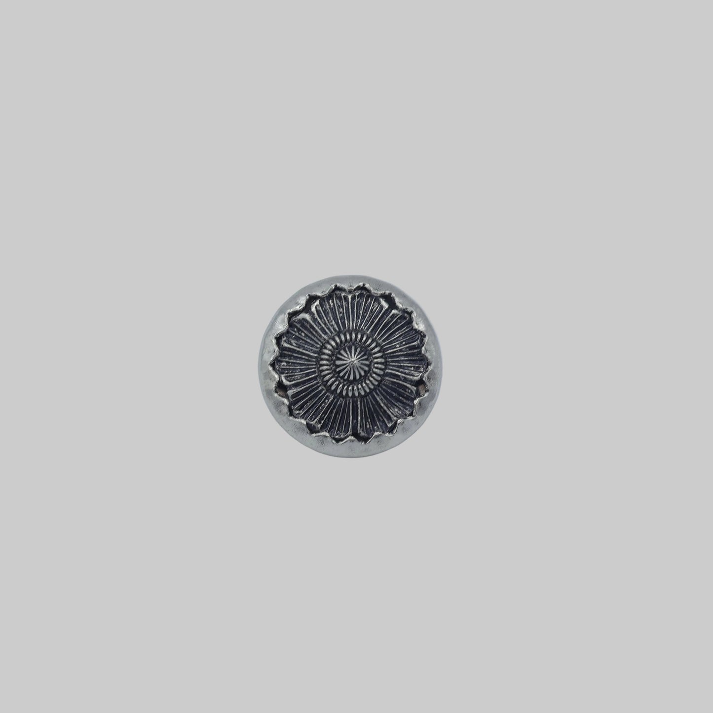 Trachtenknopf Metall altsilber 15 mm mit floraler Rosettenstruktur – Vorderansicht
