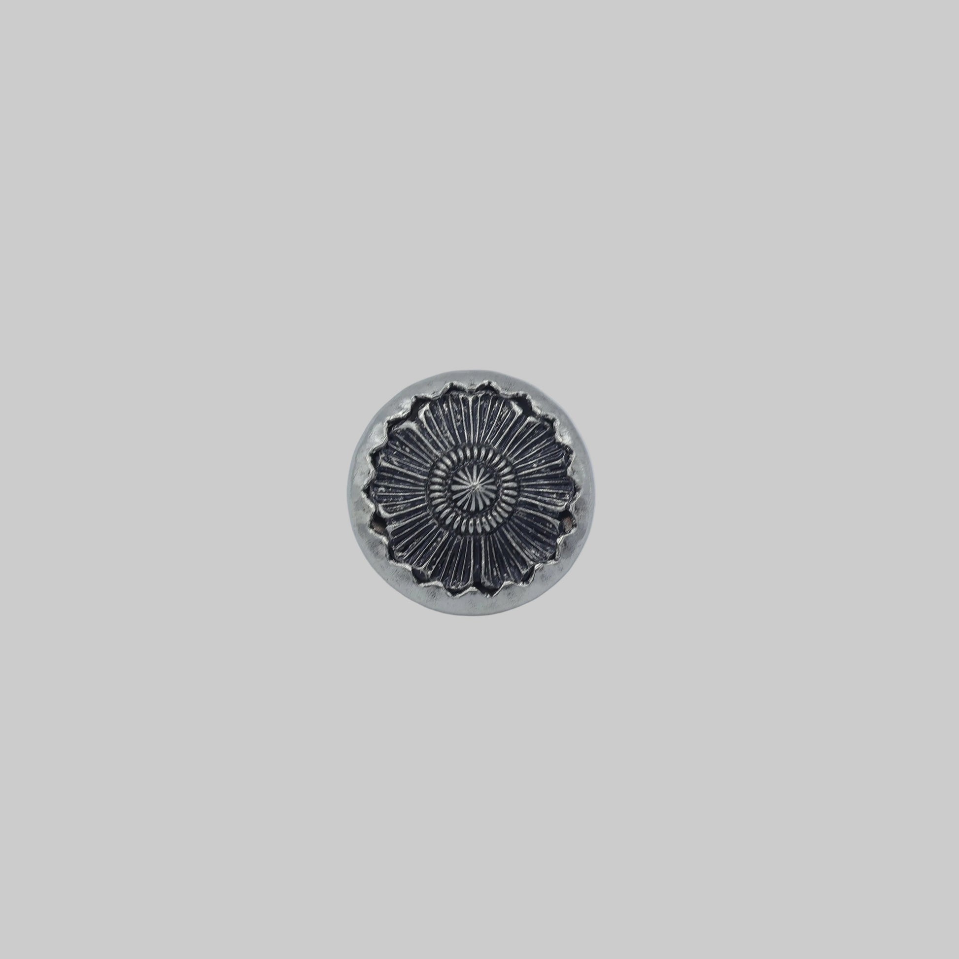 Trachtenknopf Metall altsilber 15 mm mit floraler Rosettenstruktur – Vorderansicht
