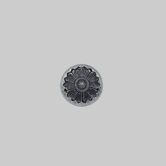 Trachtenknopf Metall altsilber 15 mm mit floraler Rosettenstruktur – Vorderansicht
