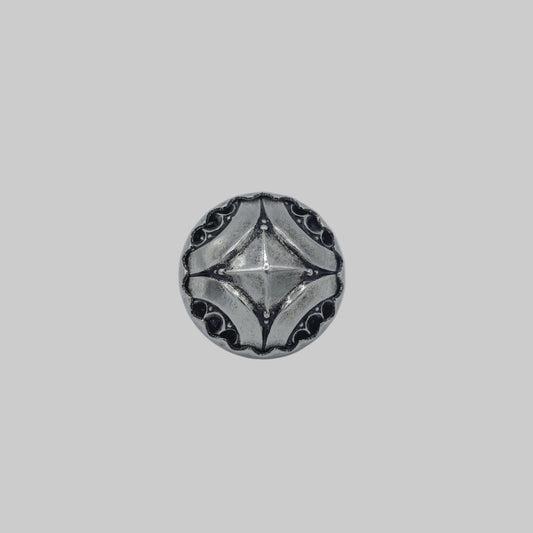 Trachtenknopf Metall altsilber 15 mm mit geometrischem Ornament – Vorderansicht
