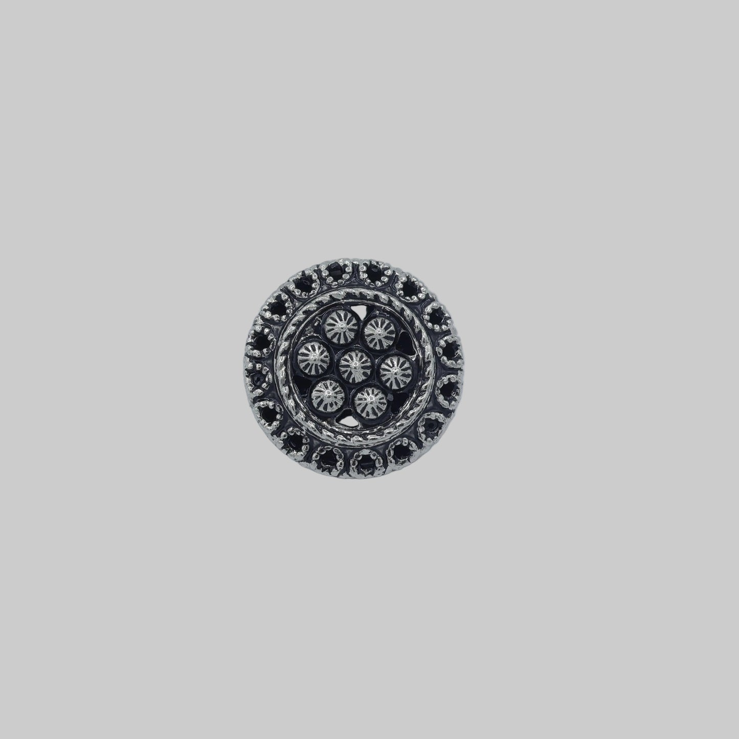 Trachtenknopf Metall altsilber mit floralem Ornament – Vorderansicht (14 mm / 18 mm)
