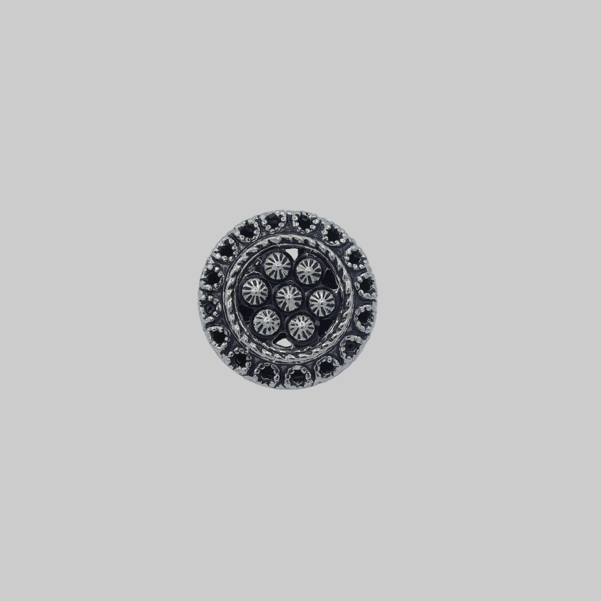 Trachtenknopf Metall altsilber mit floralem Ornament – Vorderansicht (14 mm / 18 mm)
